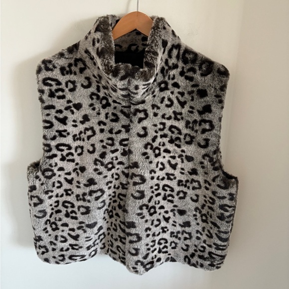 Leopard Print Faux Fur Vest Zipper Closure Side Pockets Black and Greyish - Picture 1 of 7